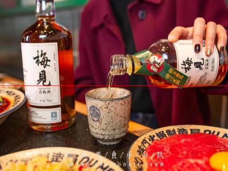 頭部品牌紛紛盯上“火鍋+酒館”，重慶啤酒慌了